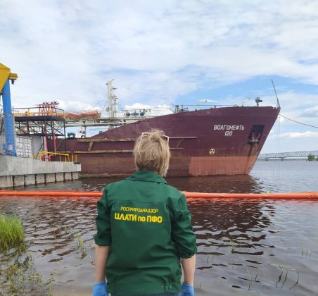 Экстренный выезд по факту обнаружения на поверхности реки Волга пятна нефтепродуктов