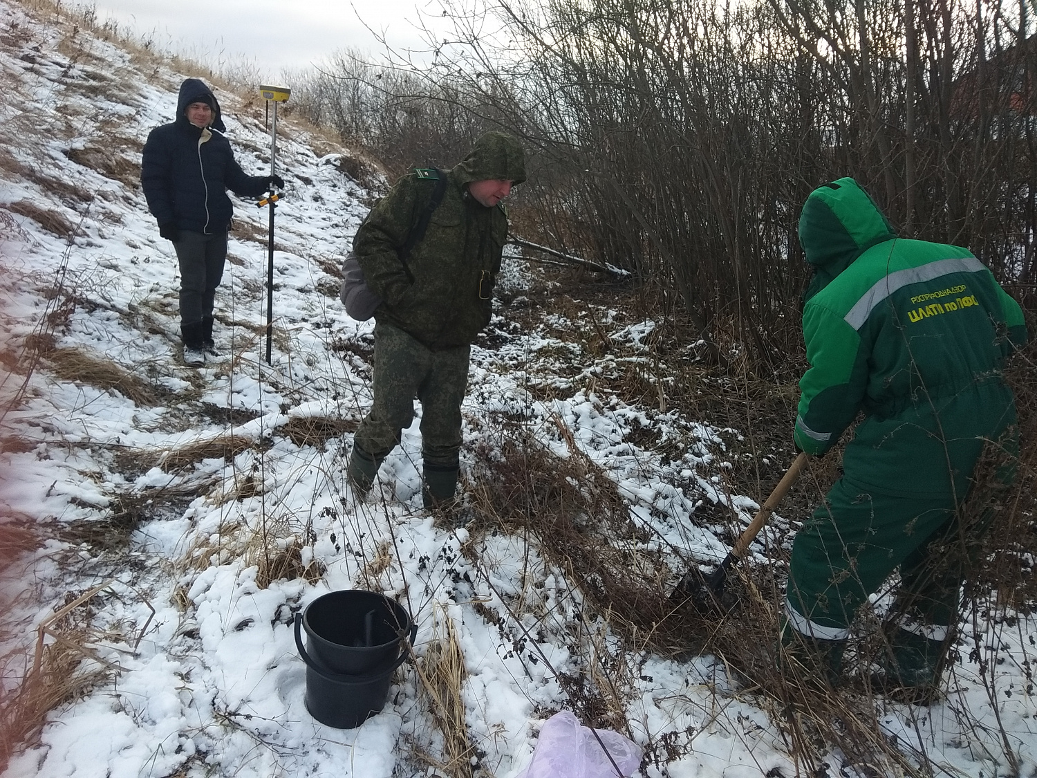 Выезд на место в рамках административного расследования и отбор проб почвы на земельном участке вдоль русла реки Тарханка