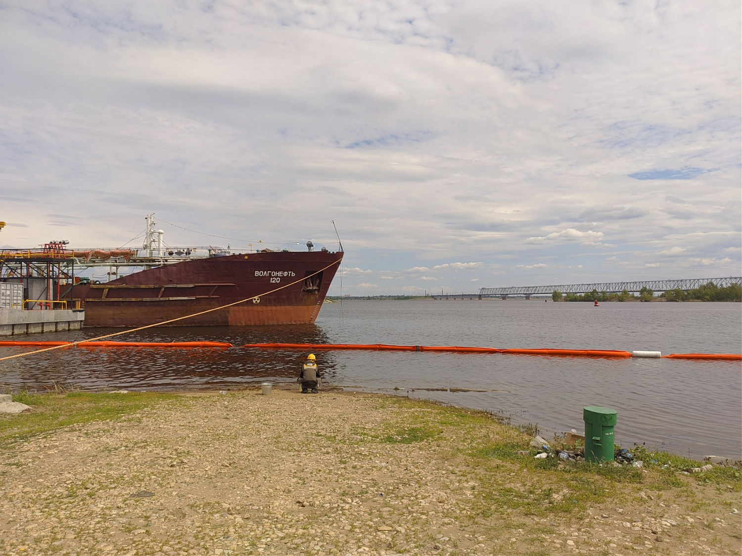 Экстренный выезд по факту обнаружения на поверхности реки Волга пятна нефтепродуктов